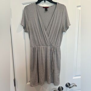 Chic Striped Black and White Midi Wrap Dress BKE RED Size Large Knit